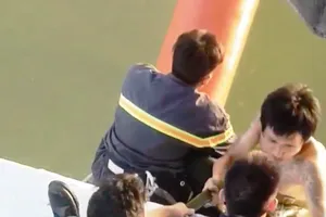 Cảnh sát đu dây cứu thanh niên ngáo đá ở cầu Thuận Phước