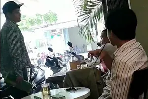 Người đánh giày chặt chém gặp phải thanh niên 'cứng'