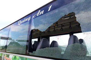 Bị xe buýt ép ngã, nam thanh niên lấy đá ném vỡ kính