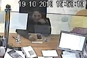 Truy tìm người phụ nữ ‘cầm nhầm’ iPhone trong ngân hàng