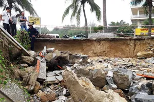 Biển Mỹ Khê lại bị sạt lở sau mưa lớn