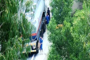 Vụ rút ruột xăng dầu xuyên đèo Hải Vân: Đình chỉ 5 tài xế