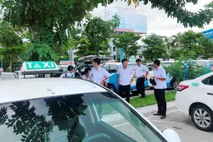 Vụ taxi ngưng việc ở Đà Nẵng: Tài xế bức xúc Grab ‘chui’