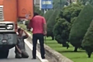 Bị dọa chém, tài xế container quỳ lạy giữa đường