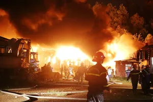 Kho sơn trong khu công nghiệp ở Đà Nẵng bốc cháy dữ dội