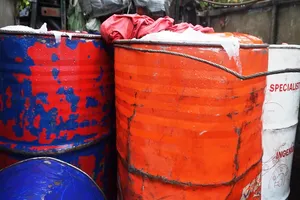 Xe tải chở 2.000 lít xăng dầu nghi trộm cắp trên đèo Hải Vân