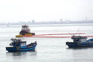 Tàu tông nghiêng trụ cầu ở Đà Nẵng, dầu tràn ra biển