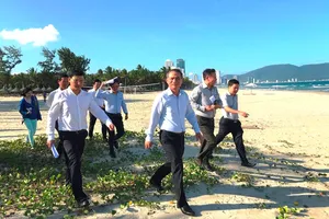 Bí thư Đà Nẵng thị sát việc mở lối xuống biển