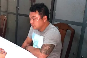 Chủ nợ chém người thân của con nợ ra đầu thú