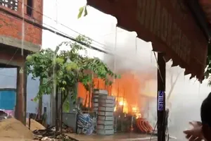 Cháy nổ tủ điện trong xưởng inox lúc mưa lớn 