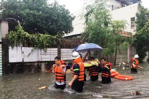 Cảnh sát kịp cứu bà bầu bị kẹt trong căn nhà ngập nước
