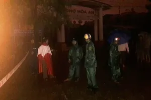 Bị điện giật khi đang chạy xe máy, 3 người thương vong