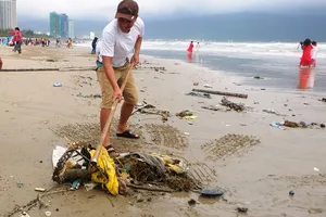 Sau mưa, rác tràn ngập bãi biển đẹp nhất hành tinh ở Đà Nẵng