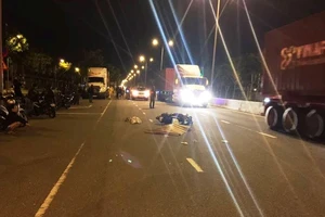 Đội nón bảo hiểm dỏm, cô gái ngã xuống đường tử vong