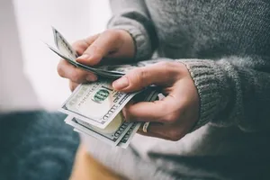 2 người đàn ông Trung Quốc ‘làm xiếc’, lấy 7 triệu đồng