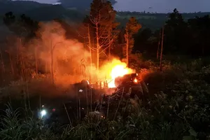 Xe bồn lao xuống vực bốc cháy sau va chạm, 1 người tử vong