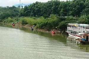 Nữ giáo viên gieo mình xuống nước 