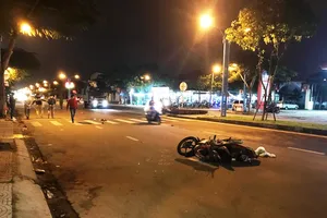 Truy tìm ô tô húc văng xe máy hơn 20 m rồi bỏ chạy