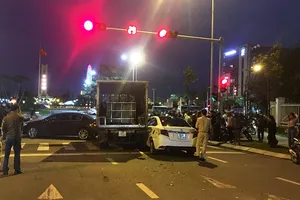  Xe tải lại húc văng nhiều xe đang dừng chờ đèn đỏ ở Đà Nẵng