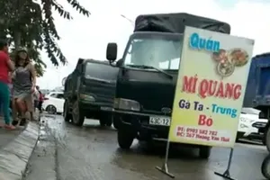 Đà Nẵng: Dân chặn đường vào mỏ đất, đá vì quá bụi