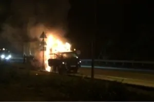 Xe tải bốc cháy ngùn ngụt trong đường dẫn nam hầm Hải Vân