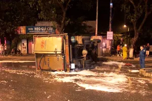 Đôi vợ chồng mắc kẹt, kêu cứu trong xe tải bị lật