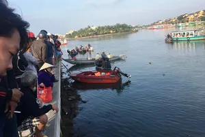 Ô tô chở 4 người 1 gia đình lao xuống sông 