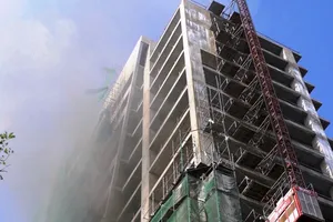 Cháy nhà 18 tầng đang thi công, hàng chục người tháo chạy