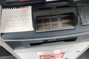 Cô gái dán thông báo lên trụ ATM tìm người để quên tiền