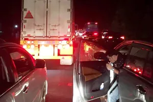 Lượng xe tăng đột biến sau Tết, hầm Hải Vân ùn ứ kéo dài