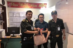 Tài xế hãng taxi Mai Linh lấy túi xách khách quên ở sân bay