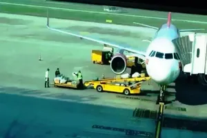 Kỷ luật hai nhân viên ném hành lý của khách đi máy bay