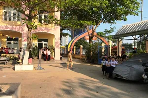 Cháy kho hàng trong trường tiểu học, hàng trăm trẻ di tản