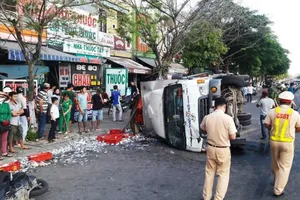 Ô tô tải húc văng 3 người đi xe máy rồi lật nhào