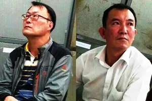 2 người Hàn Quốc trộm 150 triệu của hướng dẫn viên 