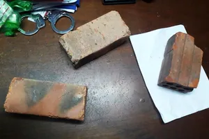 Bị nhắc nhở vi phạm, hai thanh niên ném gạch vào lực lượng 911