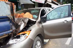 Dừng xe máy sát lề nghe điện thoại, bị ô tô húc văng