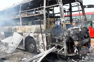 Xe khách giường nằm bị cháy trơ khung lúc giữa trưa