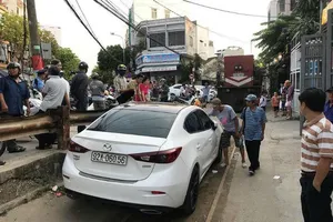 Ô tô đậu giữa đường ray cản tàu vào ga cả tiếng