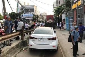 Ô tô đậu trên đường ray cản trở tàu bị phạt 4 triệu đồng