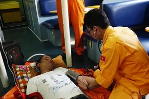 Xuyên đêm cứu thuyền viên người nước ngoài ở Hoàng Sa