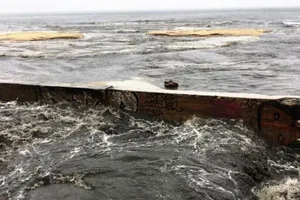 Nước thải đen ngòm cuồn cuộn đổ ra biển sau mưa ở Đà Nẵng