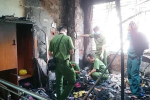 Shop quần áo bốc cháy, 2 cụ già mắc kẹt bên trong