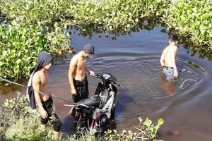 Uống say, nam thanh niên lao xe máy xuống sông 