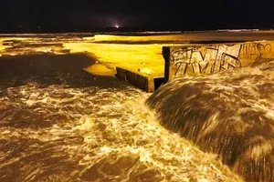 Nước thải bốc mùi hôi nồng nặc ào ào đổ ra biển Đà Nẵng 