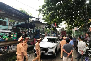 Đà Nẵng: Thêm vụ tài xế bỏ lại ô tô giữa đường ray