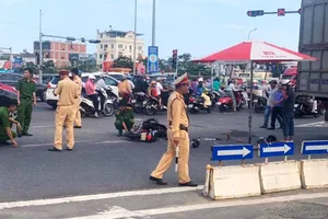 Cha khóc thét bên thi thể con 10 tuổi bị xe tải tông tử vong