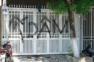 Nhà cựu Viện phó VKS vụ sàm sỡ bé gái bị ném chất bẩn