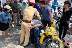 CSGT đuổi hơn 3 km bắt 2 thiếu niên giật điện thoại