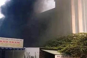 Nhân viên ngân hàng tháo chạy vì cháy kho phế liệu sát bên